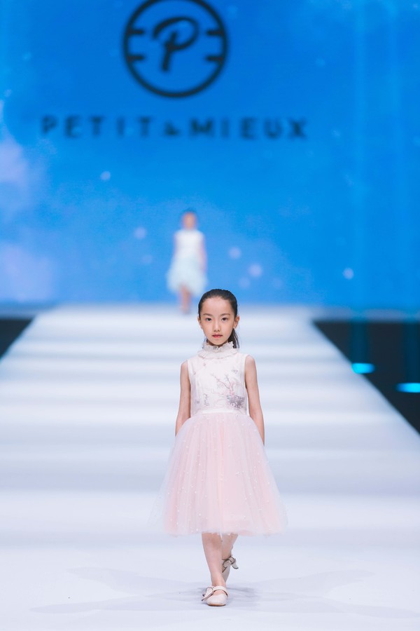 PETIT MIEUX贝的屋“礼御童服”- 2019中国国际儿童时尚周百童压轴大秀惊艳亮相