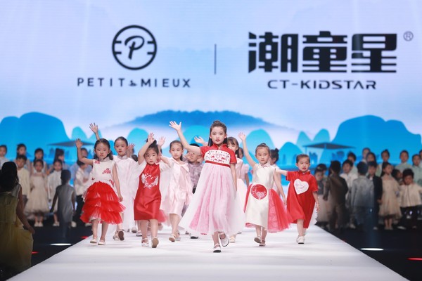 PETIT MIEUX贝的屋“礼御童服”- 2019中国国际儿童时尚周百童压轴大秀惊艳亮相