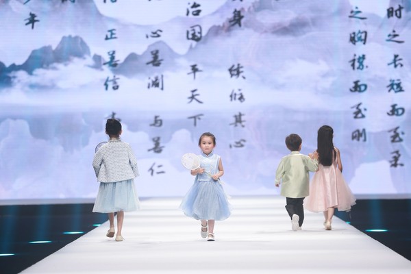 PETIT MIEUX贝的屋“礼御童服”- 2019中国国际儿童时尚周百童压轴大秀惊艳亮相