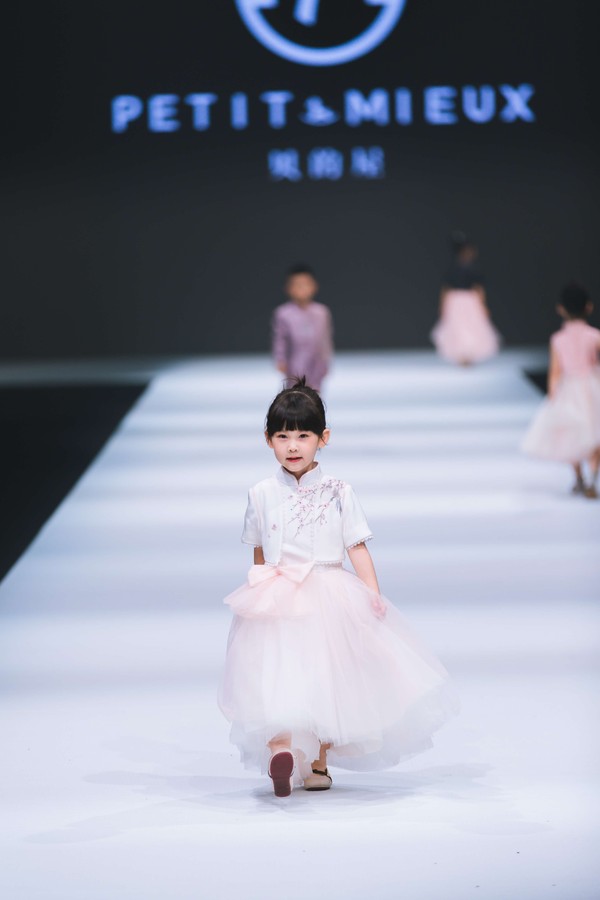 PETIT MIEUX贝的屋“礼御童服”- 2019中国国际儿童时尚周百童压轴大秀惊艳亮相