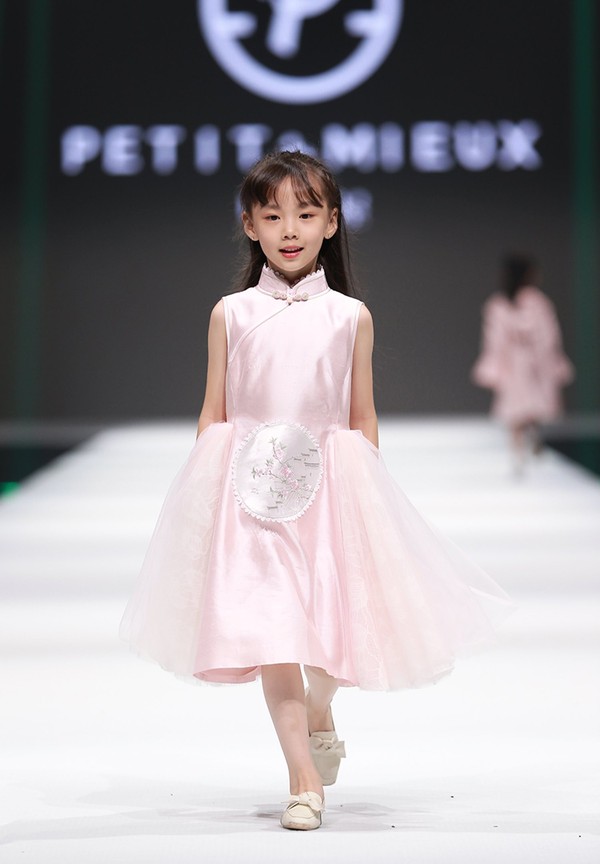 PETIT MIEUX贝的屋“礼御童服”- 2019中国国际儿童时尚周百童压轴大秀惊艳亮相